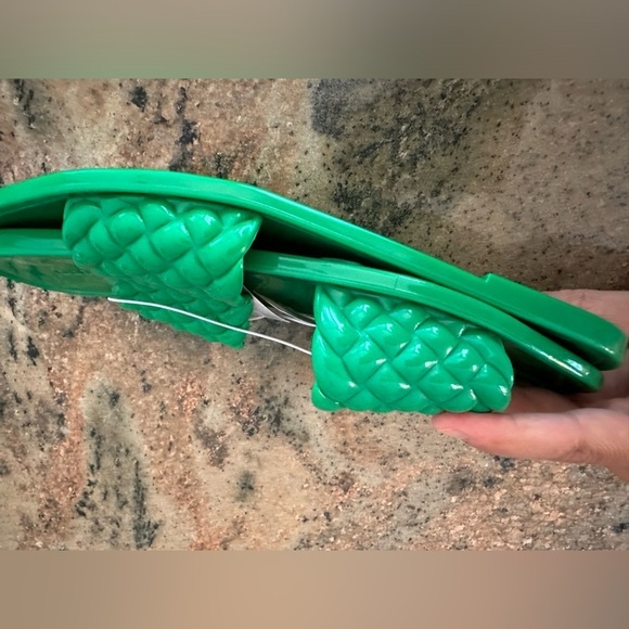 Old navy bright green slides size 7 - Picture 2 of 6